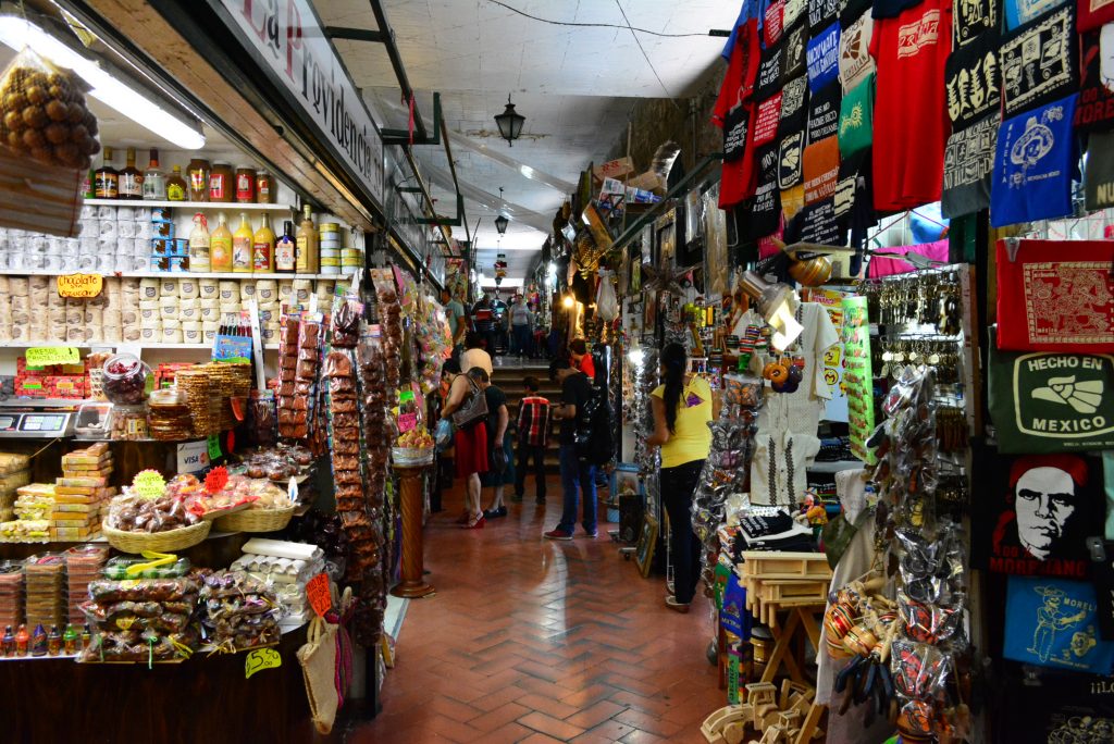 Pasillo principal Mercado de Dulces y Artesanías en Morelia
