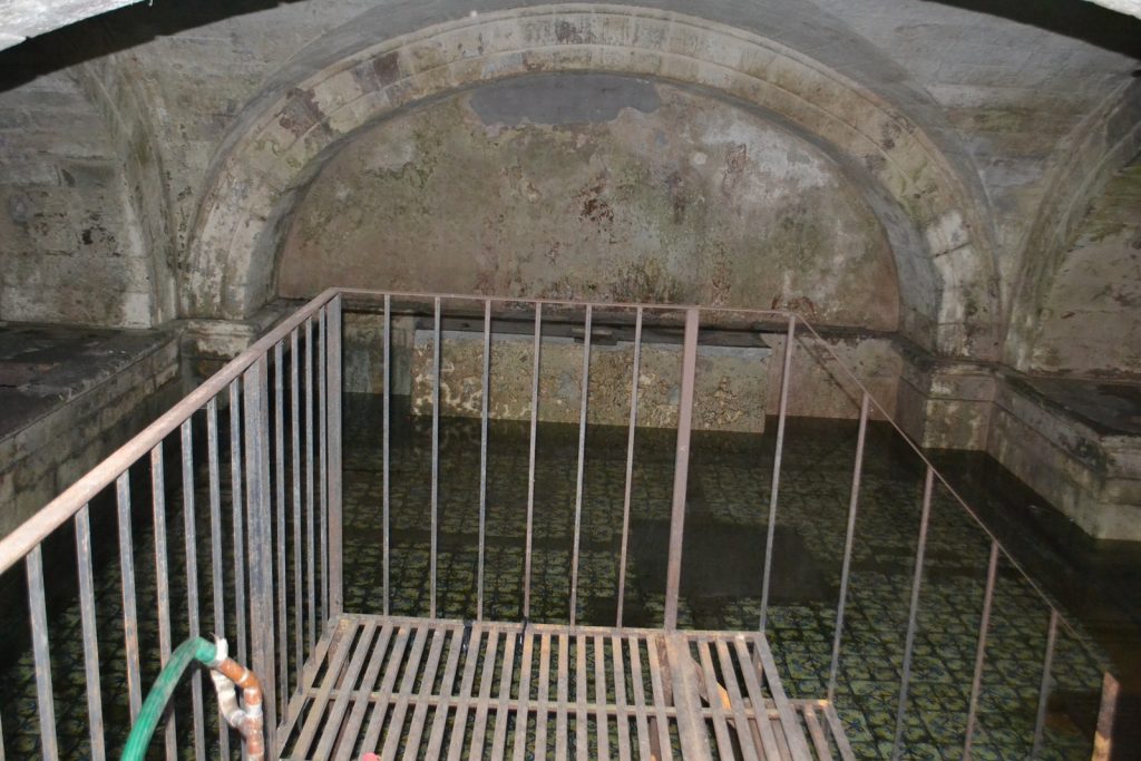Acceso de las criptas de del ex convento del Carmen