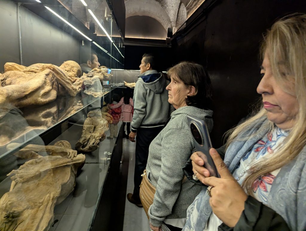 Turistas visitan el museo de la momias 