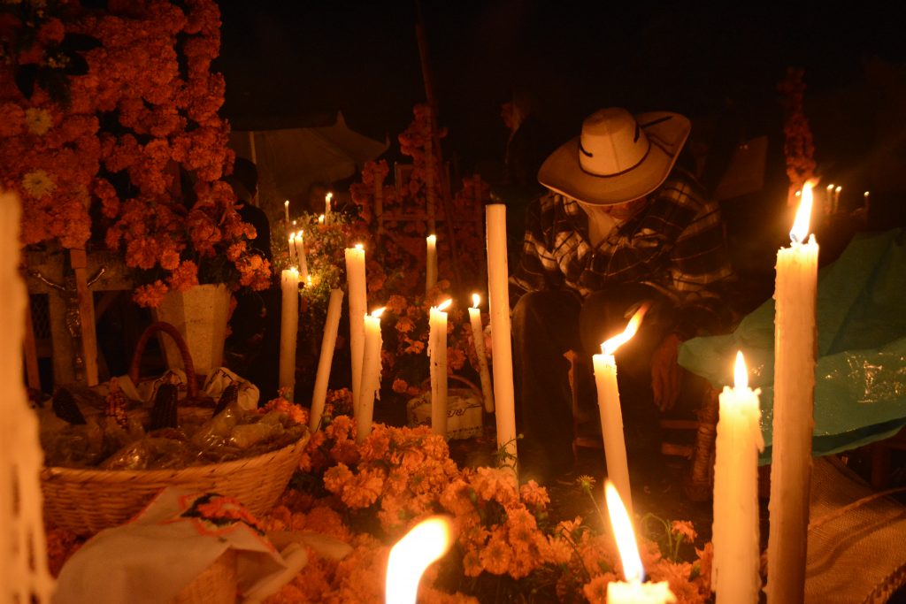 arocutin en noche de muertos en la zona lacustre de patzcuaro 