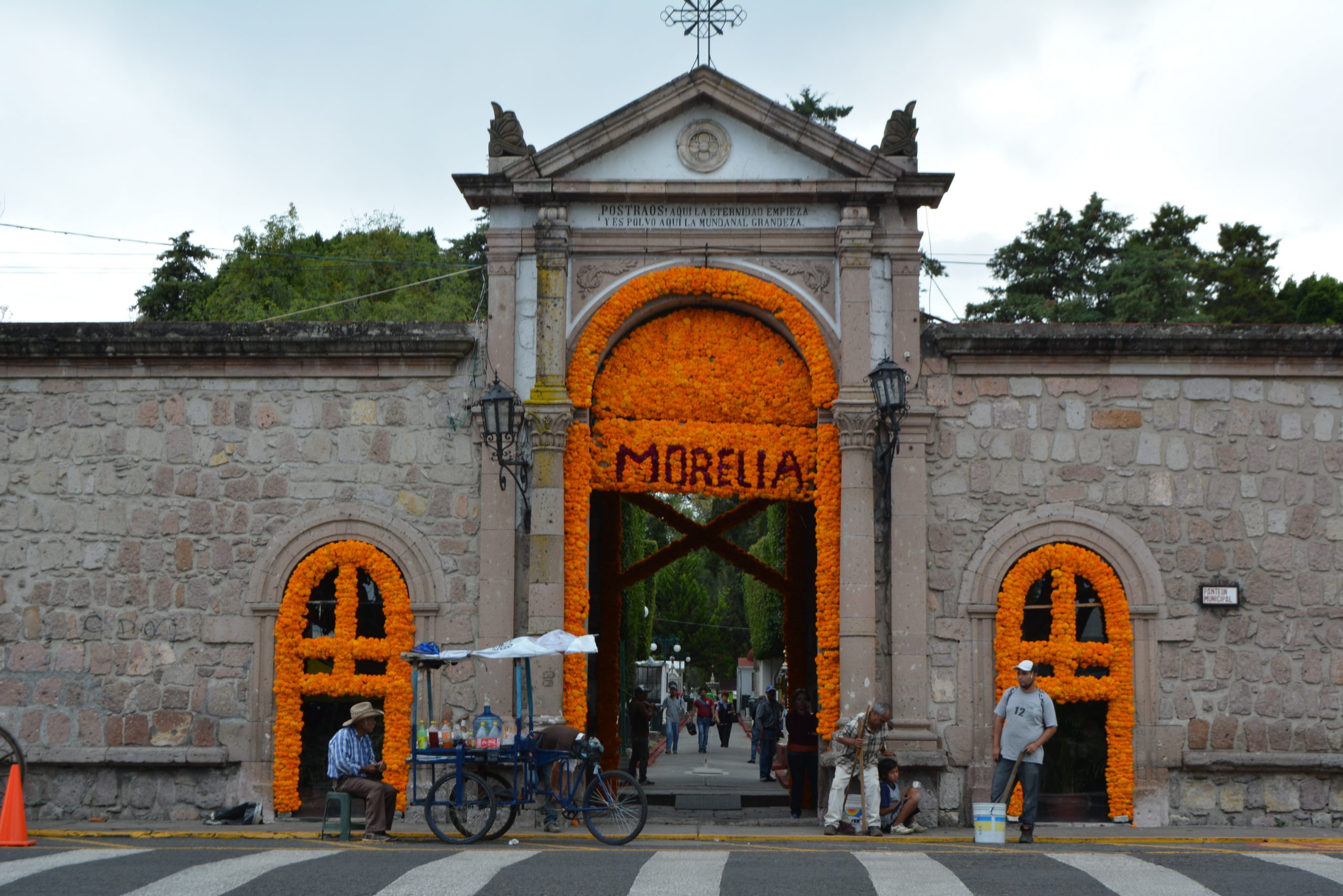 Fachada principal cementerio de morelia