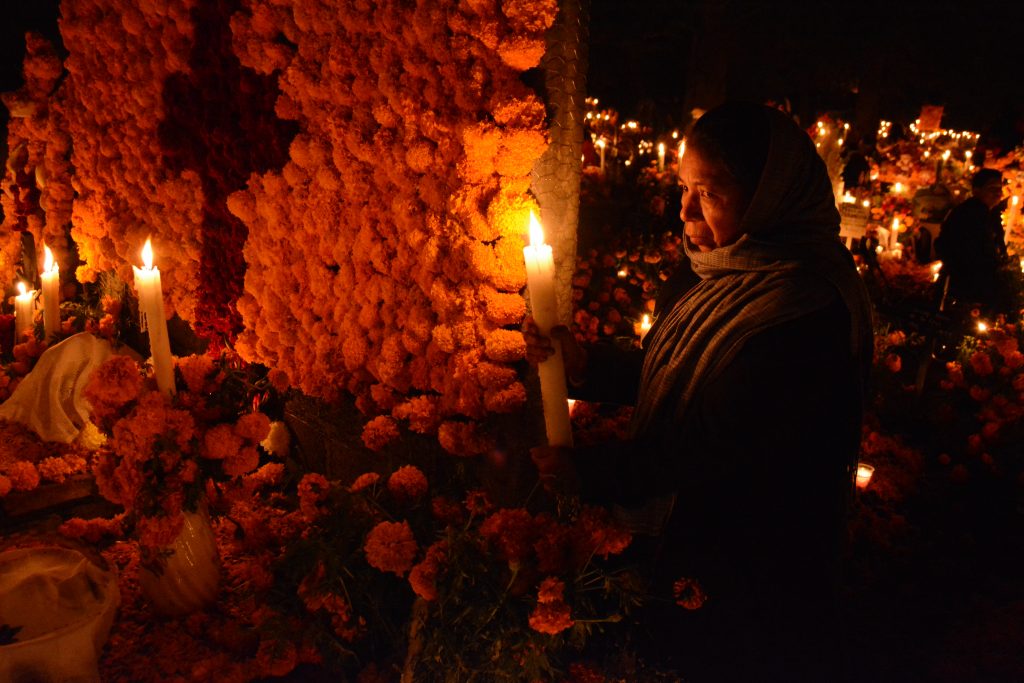 Panteon de Tzurumutaro en el Día de Muertos en Michoacán