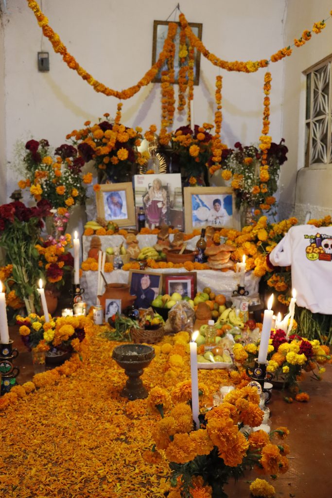 Altar de Mamá Coco de día de muertos