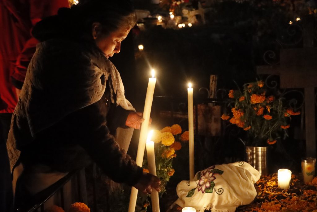 Colocación de Cirios en el panteón de Puácuaro en Michoacán en Día de Muertos