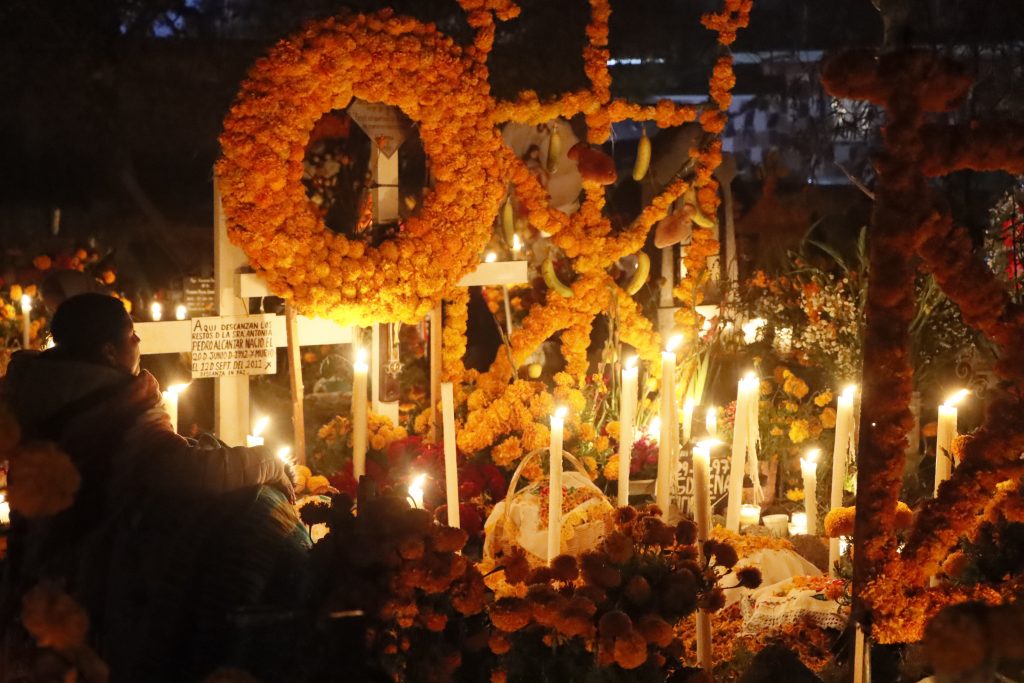 Panteón de Ihuatzio en Día de Muertos en Michoacán