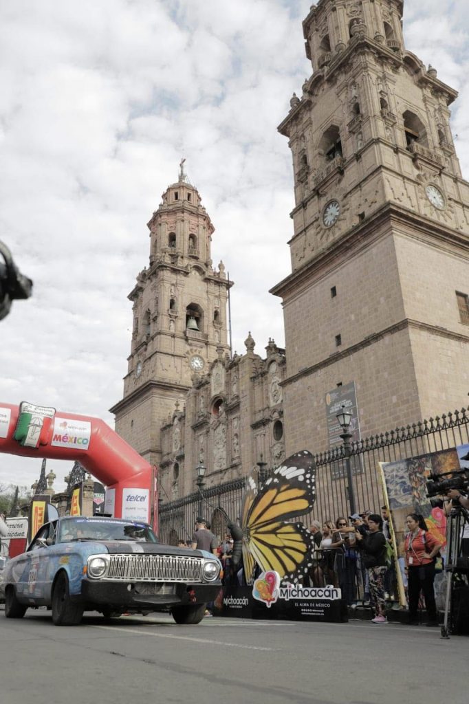 Autos de la carrera panamericana frente a la Catedral de Morelia