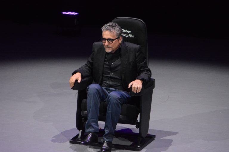 Butaca de cine a nombre del director brasileño Kleber Mendoça se devela en la inauguración del FICM