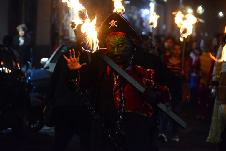 Las bestias tomaron las calles de Pátzcuaro durante la marcha del Feratum Film Fest