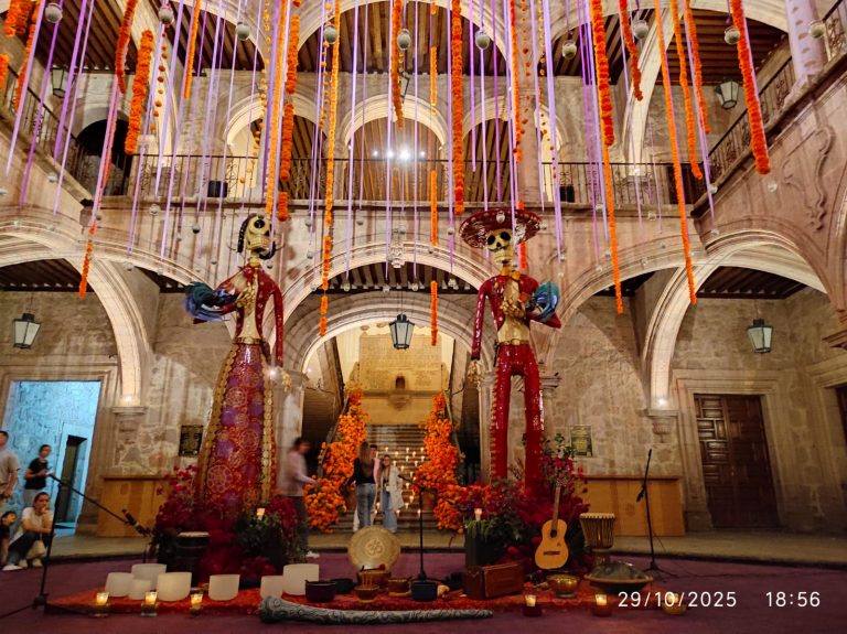 El Palacio de las Catrinas; una experiencia visual llena de color y diseño colosal.
