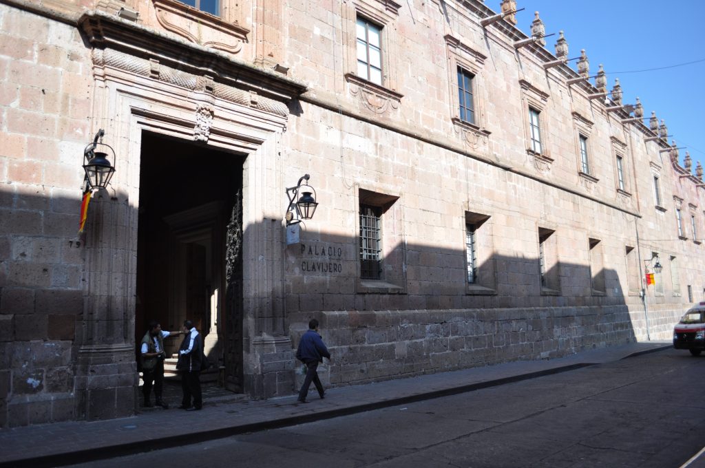 Fachada principal del Palacio Clavijero en Morelia