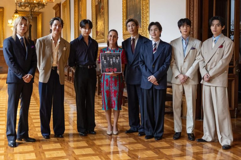 BTS llega a México y saluda a sus fans desde Palacio Nacional